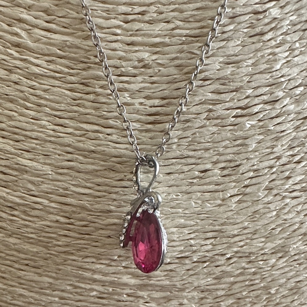 Elegant Silver Necklace with Pink Gemstone